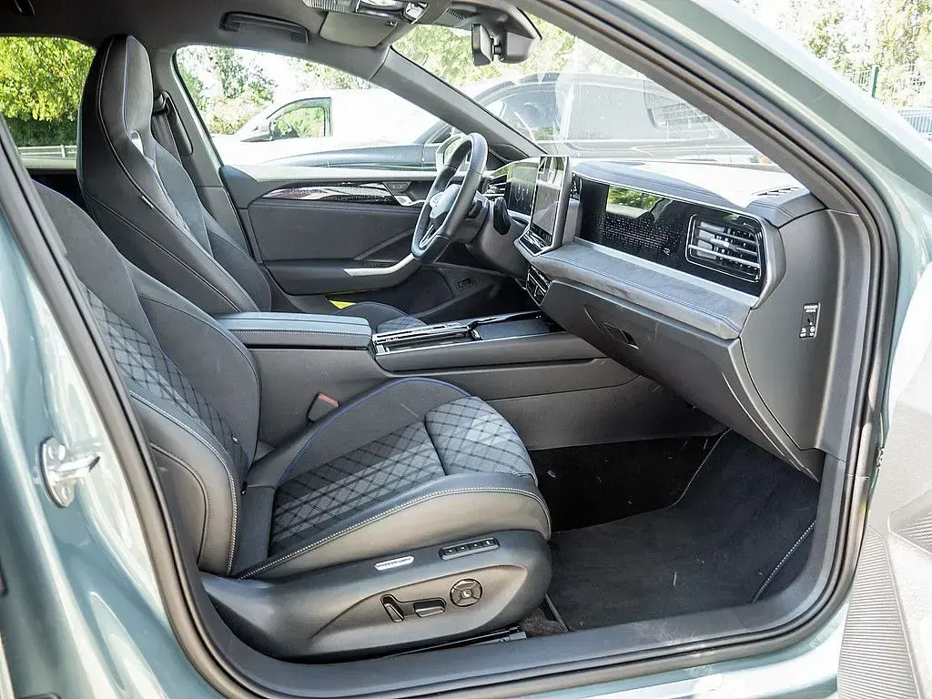 Gebraucht VW Passat R-line 150 PS (110 kW) 2025 Grün Kombi