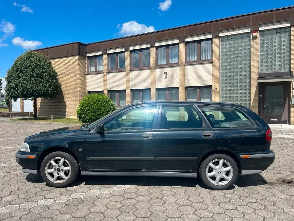 Gebraucht Volvo V40 122 PS (89 kW) 1998 Schwarz Kombi