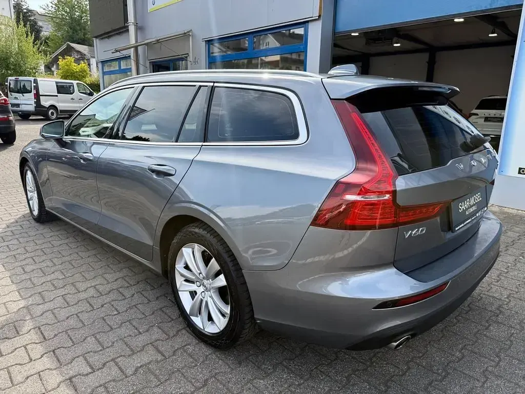 Gebraucht Volvo V60 Momentum 197 PS (144 kW) 2021 Grau Kombi