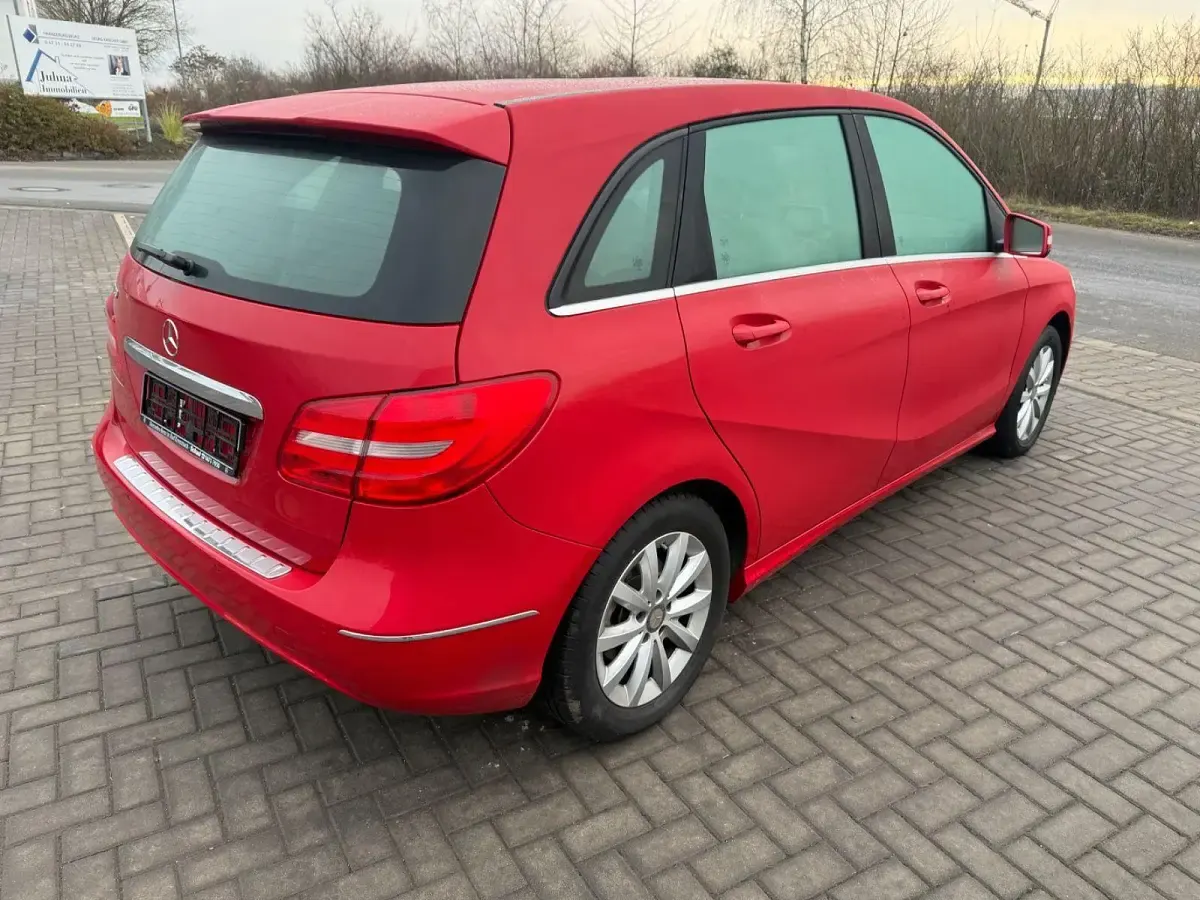 Gebraucht Mercedes B180 122 PS (89 kW) 2014 Rot Kleinwagen