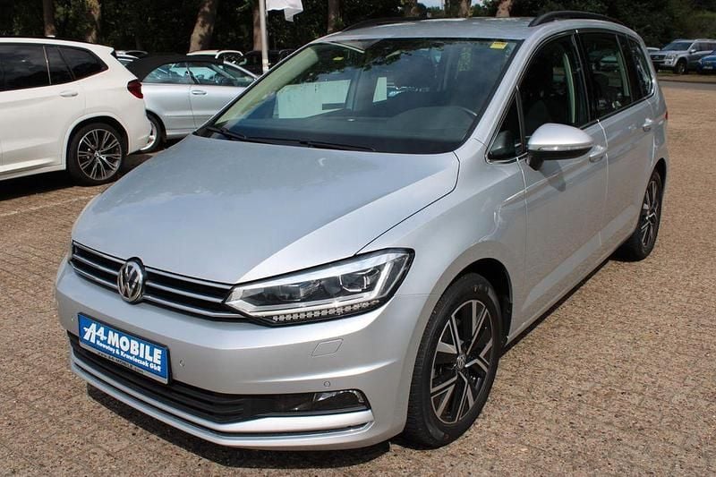 Silber Gebraucht 2020 VW Touran Highline Van / Kleinbus | 23.999 € (Superpreis) - Bild 1/4