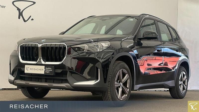 Saphirschwarz Gebraucht 2024 BMW X1 Shadowline SUV | 36.849 € (Guter Preis) - Bild 1/4