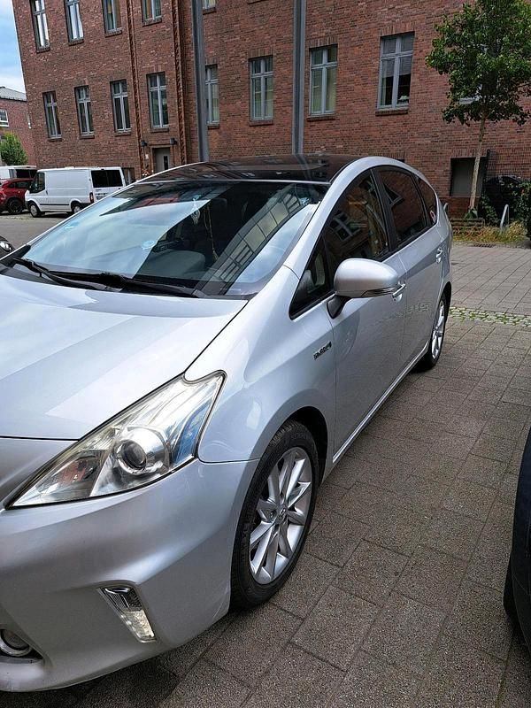 Grau Gebraucht 2013 Toyota Prius+ Van / Kleinbus | 12.999 € (Fairer Preis) - Bild 1/4