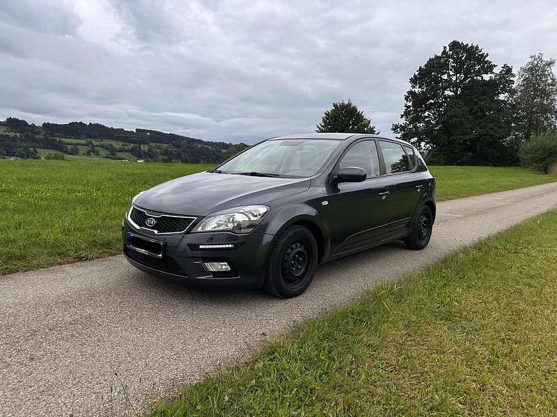 Grau Gebraucht 2012 Kia Ceed Spirit Kombi | 6.500 € (Etwas zu teuer) - Bild 1/4