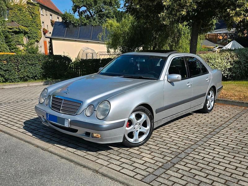 Silber Gebraucht 1999 Mercedes E200 Limousine | 3.500 € (Fairer Preis) - Bild 1/4