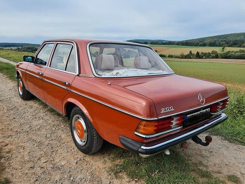 Gebraucht Mercedes 200 109 PS (80 kW) 1983 Rot Limousine