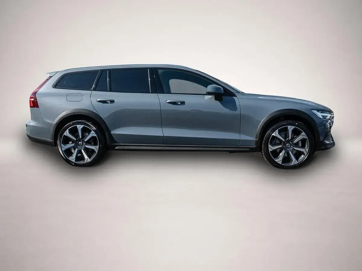 Gebraucht Volvo V60 CC Plus 197 PS (144 kW) 2024 Manufacturer Kombi