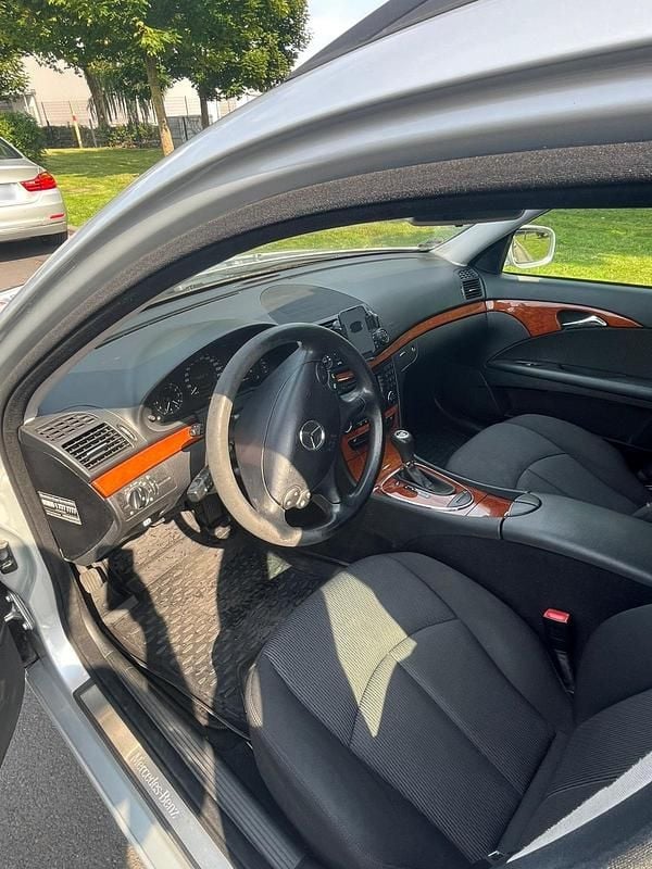 Gebraucht Mercedes E200 184 PS (135 kW) 2007 Silber Limousine