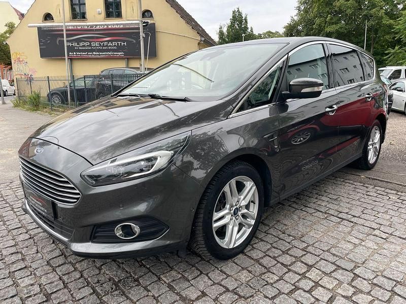 Grau Gebraucht 2017 Ford S-MAX Titanium Van / Kleinbus | 17.490 € (Fairer Preis) - Bild 1/4