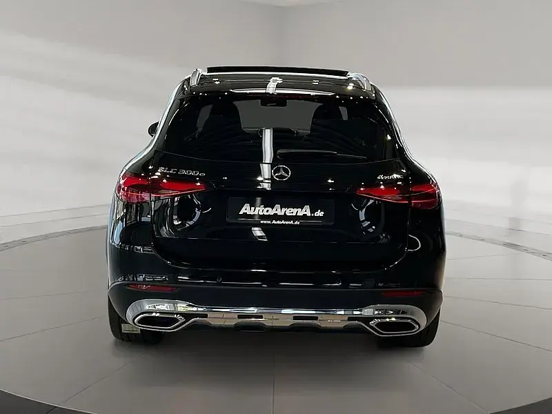 Gebraucht Mercedes GLC300e Avantgarde 204 PS (150 kW) 2023 Unilack schwarz SUV