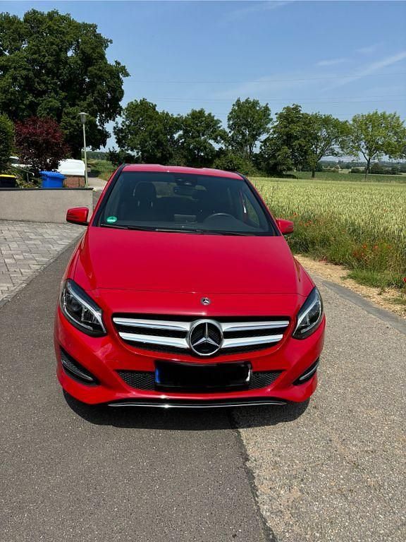 Rot Gebraucht 2018 Mercedes B160 Van / Kleinbus | 13.800 € - Bild 1/4