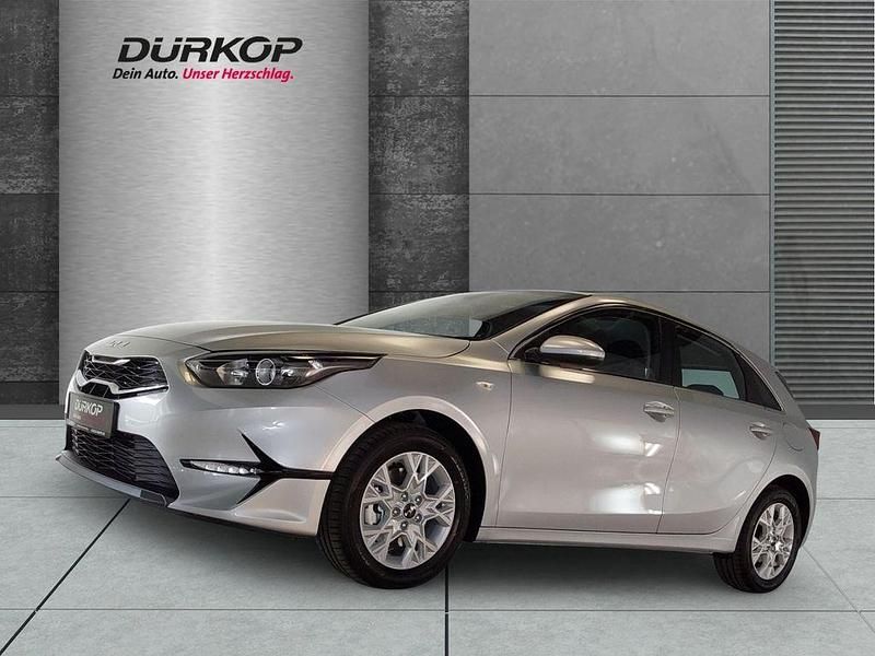 Gebraucht Kia Ceed Comfort 101 PS (74 kW) 2024 (kcs) sparklingsilber met. Kleinwagen