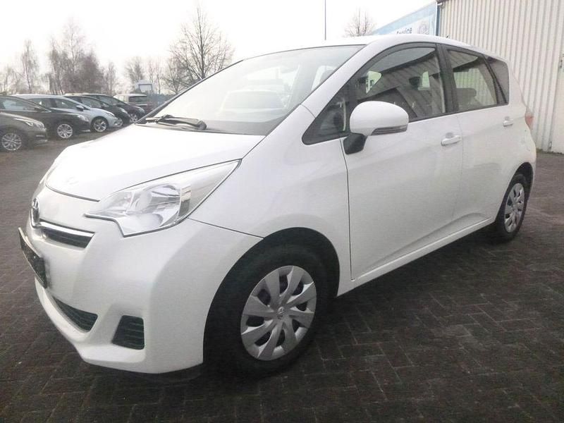 Gebraucht Toyota Verso-S Basis 99 PS (72 kW) 2012 Weiß Van / Kleinbus