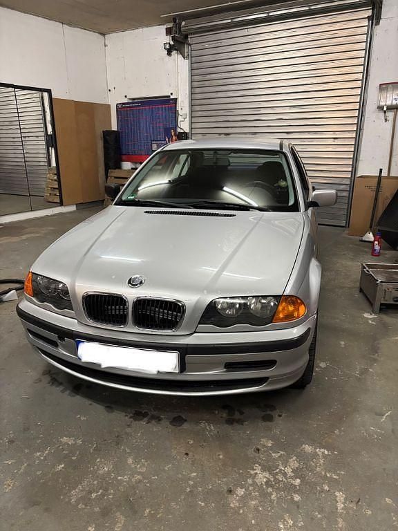 Silber Gebraucht 1999 BMW 318 Limousine | 2.500 € (Fairer Preis) - Bild 1/4