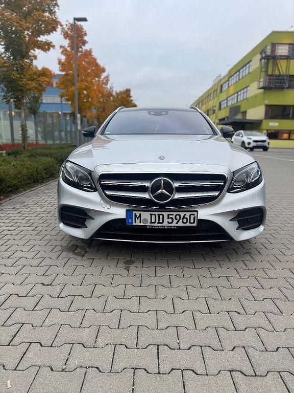 Silber Gebraucht 2017 Mercedes E400 AMG line Limousine | 27.490 € (Fairer Preis) - Bild 1/4