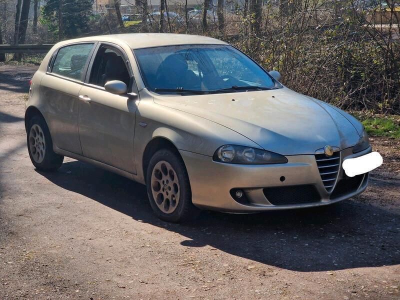 Grau Gebraucht 2006 Alfa Romeo 147 Kleinwagen | 1.450 € (Guter Preis) - Bild 1/4