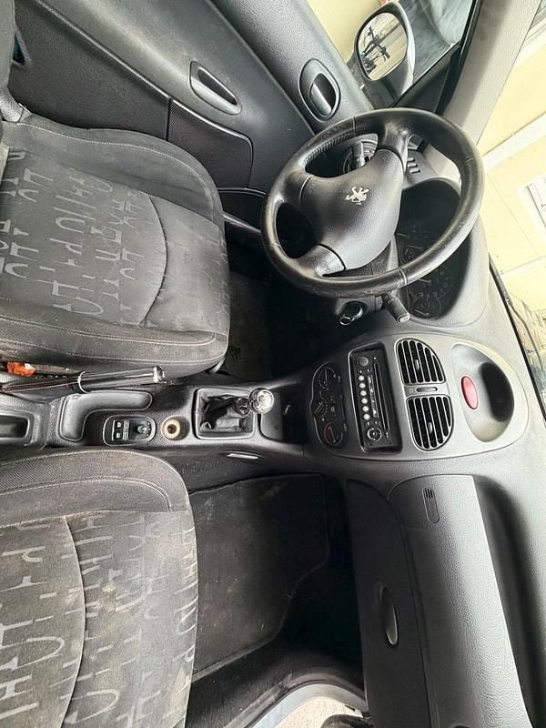 Gebraucht Peugeot 206 75 PS (55 kW) 2001 Grau Kleinwagen