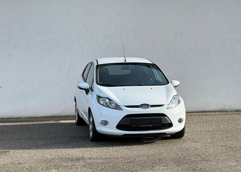 Weiß Gebraucht 2012 Ford Fiesta Champions Edition Kleinwagen | 3.999 € (Guter Preis) - Bild 1/4