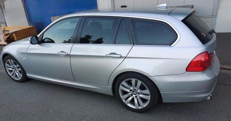 Silber Gebraucht 2011 BMW 330 Kombi | 6.750 € (Superpreis) - Bild 1/2