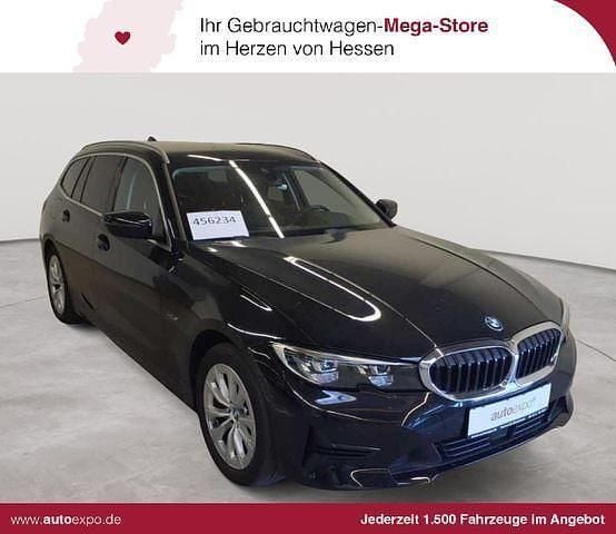 Saphirschwarz metallic Gebraucht 2022 BMW 320e Advantage Kombi | 22.490 € (Superpreis) - Bild 1/4