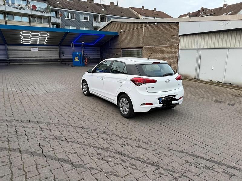 Gebraucht Hyundai i20 75 PS (55 kW) 2015 Weiß Limousine