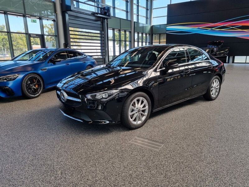 Schwarz Gebraucht 2021 Mercedes CLA180 Limousine | 30.000 € (Etwas zu teuer) - Bild 1/4