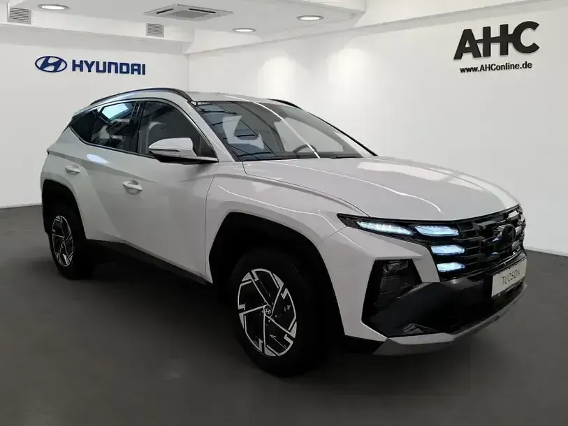Neu Hyundai Tucson Select 239 PS (175 kW) 2025 Atlas white SUV