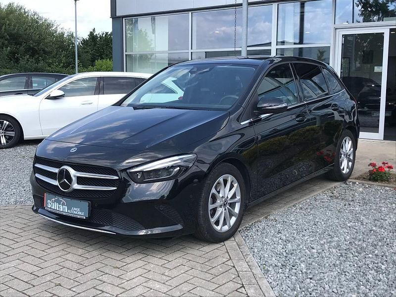 Schwarz Gebraucht 2022 Mercedes B200 Style Van / Kleinbus | 21.999 € (Fairer Preis) - Bild 1/4