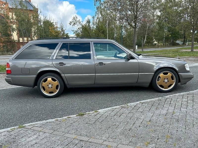 Gebraucht Mercedes E280 194 PS (142 kW) 1993 Grau Kombi
