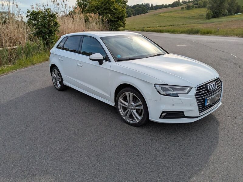Weiß Gebraucht 2020 Audi A3 Sportback e-tron Sport Limousine | 20.499 € (Guter Preis) - Bild 1/4