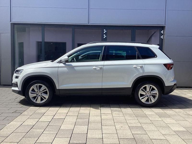 Moonwhite perleffekt Gebraucht 2024 Skoda Karoq Selection SUV | 31.950 € (Fairer Preis) - Bild 1/4