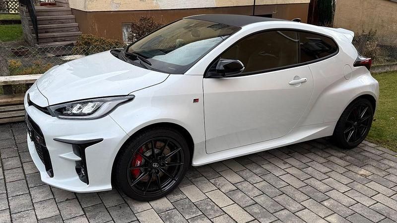 Weiß Gebraucht 2024 Toyota Yaris Edition Limousine | 39.500 € (Guter Preis) - Bild 1/4
