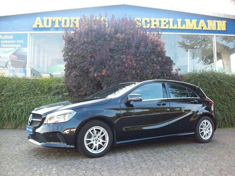 Schwarz Gebraucht 2017 Mercedes A180 Style Limousine | 14.970 € (Fairer Preis) - Bild 1/4