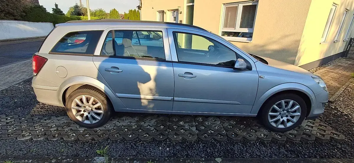 Gebraucht Opel Astra Edition 140 PS (102 kW) 2008 Silber Kombi