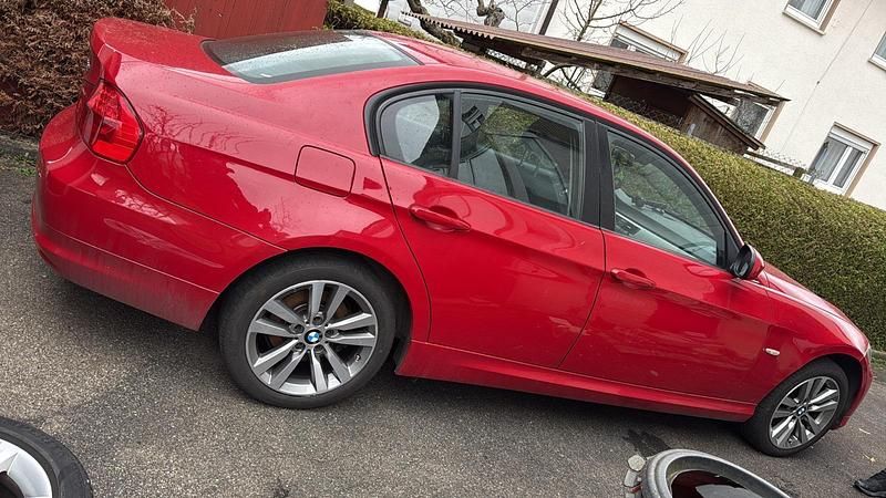 Gebraucht BMW 320 184 PS (135 kW) 2011 Rot Limousine