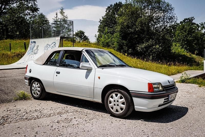 Weiß Gebraucht 1991 Opel Kadett Cabrio | 3.200 € - Bild 1/4