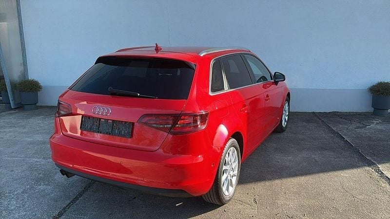 Gebraucht Audi A3 Attraction 150 PS (110 kW) 2015 Rot Limousine