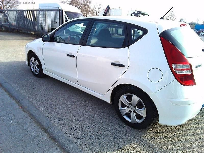 Gebraucht Hyundai i30 Classic 90 PS (66 kW) 2012 Weiß Limousine