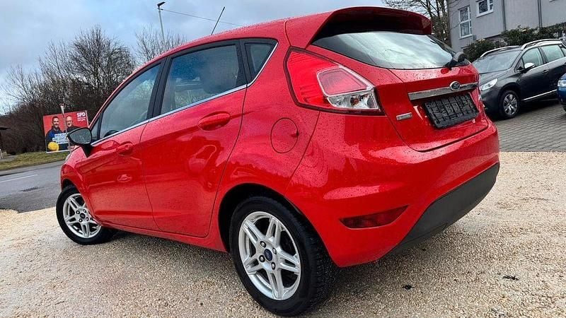 Gebraucht Ford Fiesta 101 PS (74 kW) 2016 Rot Kleinwagen