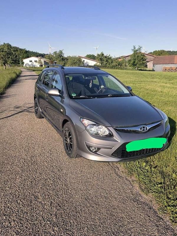 Grau Gebraucht 2012 Hyundai i30 Comfort Kombi | 5.300 € (Fairer Preis) - Bild 1/4