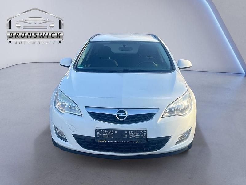 Gebraucht Opel Astra Design Edition 165 PS (121 kW) 2011 Schneeweiss/summitwhite/arctic Kombi