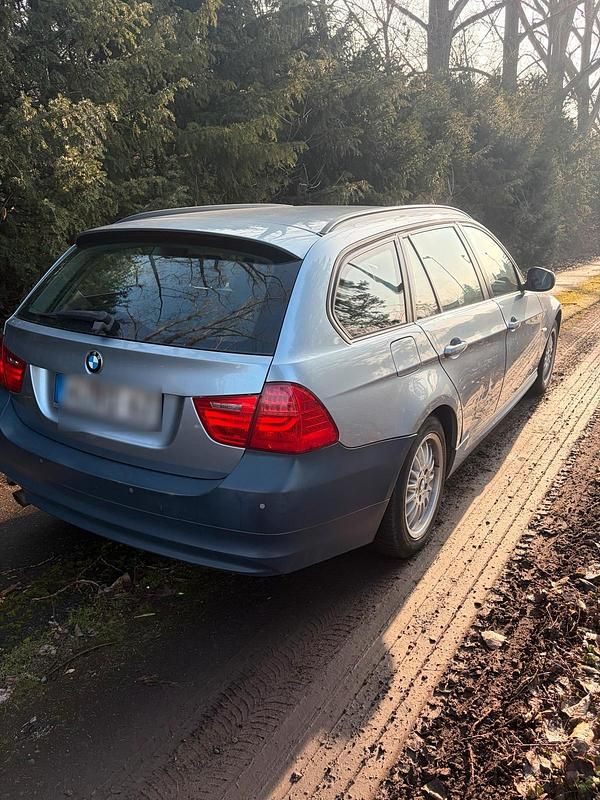 Gebraucht BMW 318 143 PS (105 kW) 2010 Silber Kombi