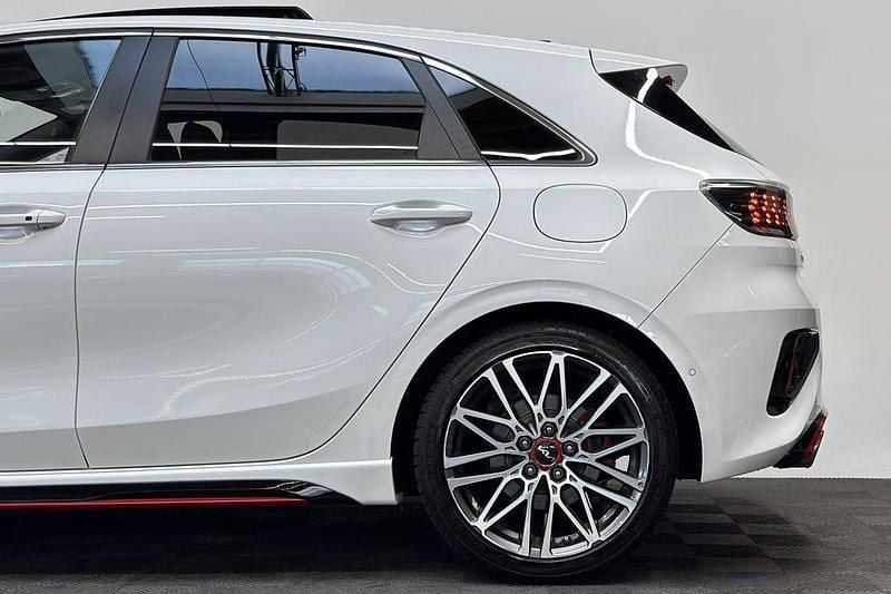 Gebraucht Kia Ceed GT GT 204 PS (150 kW) 2022 Weiß Limousine