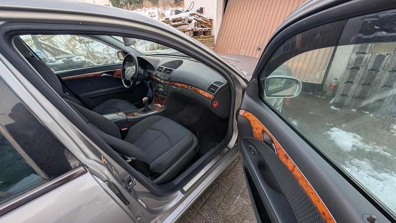 Gebraucht Mercedes E220 2003 Grau Limousine