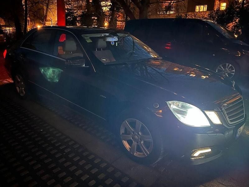 Gebraucht Mercedes E220 Avantgarde 170 PS (125 kW) 2010 Schwarz Limousine