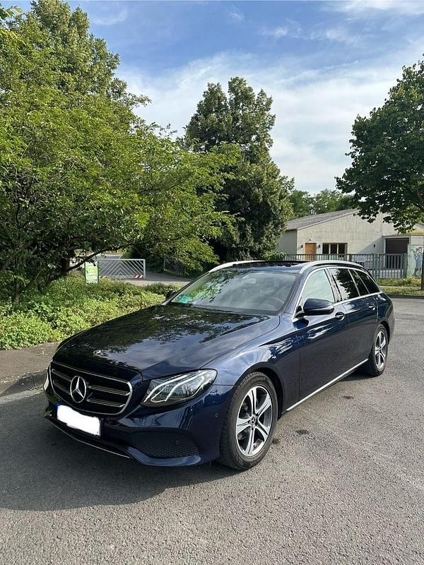 Gebraucht Mercedes E220 194 PS (142 kW) 2019 Blau Kombi