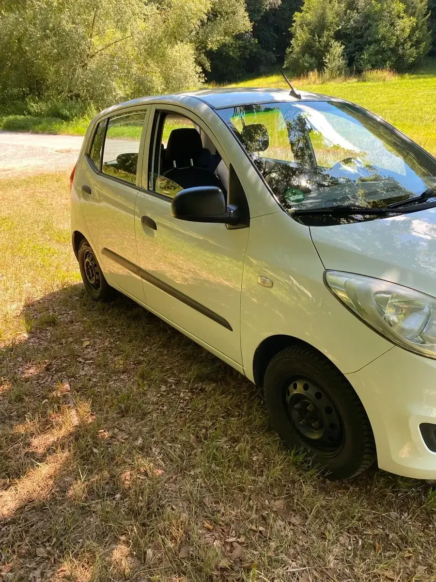 Gebraucht Hyundai i10 70 PS (51 kW) 2011 Weiß Kleinwagen