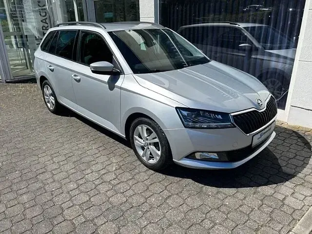 Gebraucht Skoda Fabia Ambition 95 PS (69 kW) 2022 Stribrna brilliant/ brilliant Kleinwagen