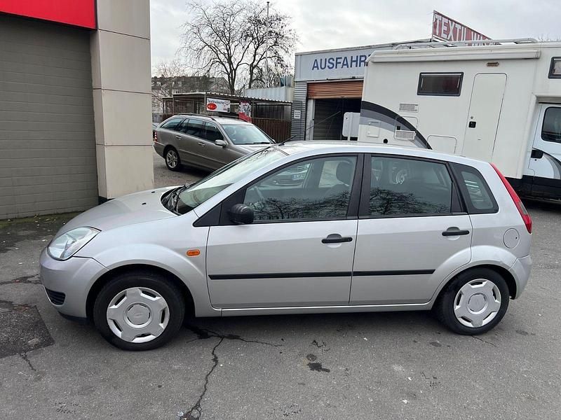 Gebraucht Ford Fiesta 69 PS (50 kW) 2005 Silber Kleinwagen