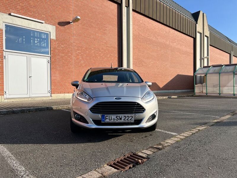 Silber Gebraucht 2015 Ford Fiesta Titanium Kleinwagen | 4.100 € (Etwas zu teuer) - Bild 1/4